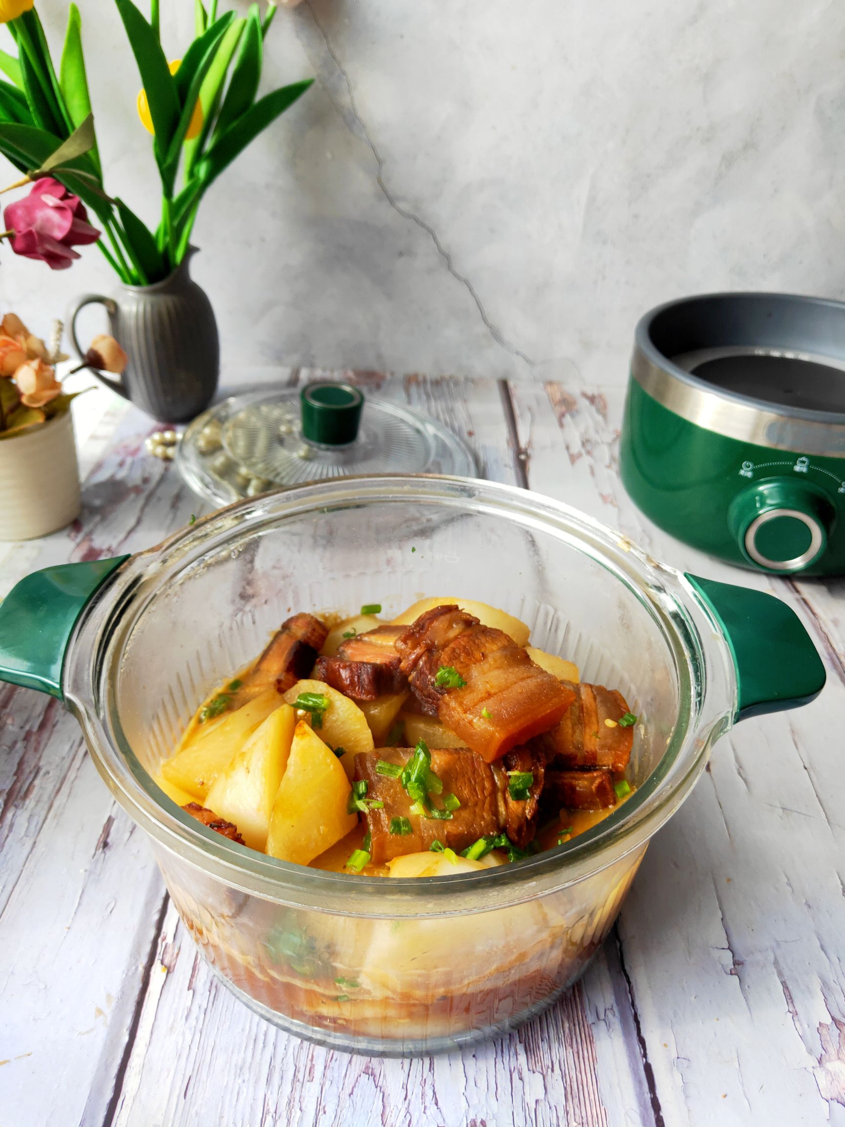 冬天就吃美味有營養(yǎng)的臘肉煨蘿卜的做法-咸鮮味燉菜譜