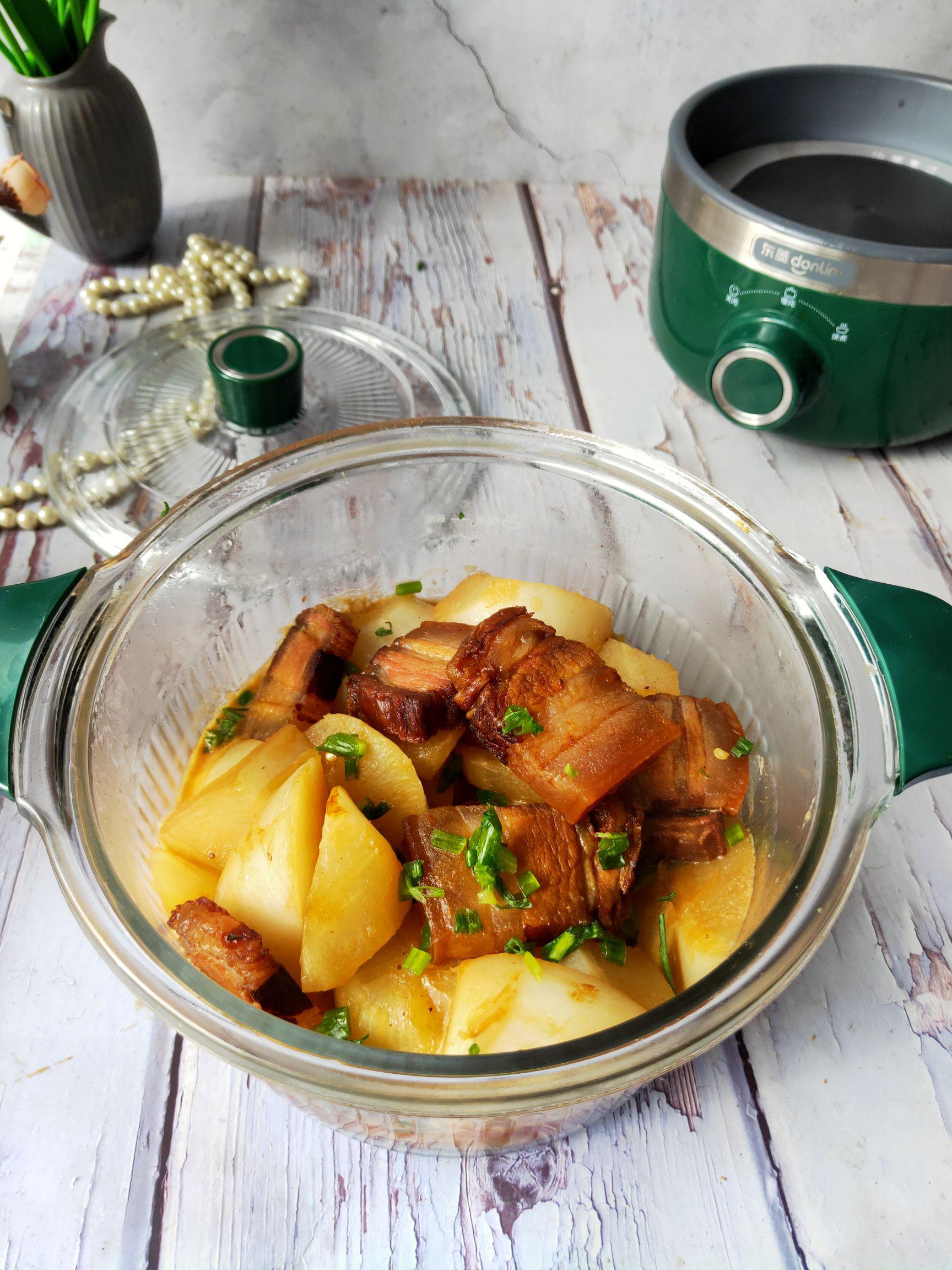 冬天就吃美味有營養(yǎng)的臘肉煨蘿卜的做法-咸鮮味燉菜譜