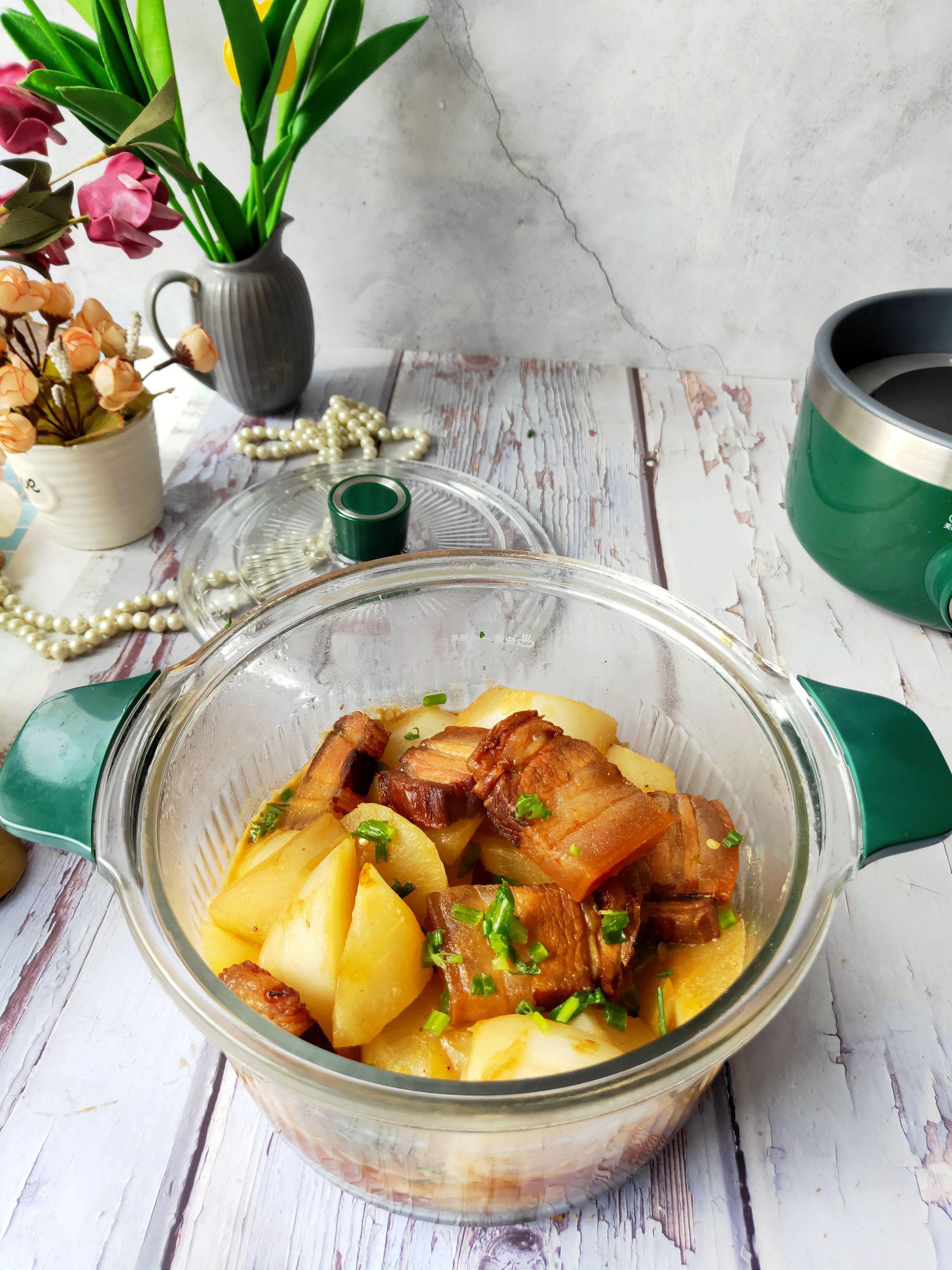 冬天就吃美味有營養(yǎng)的臘肉煨蘿卜的做法-咸鮮味燉菜譜