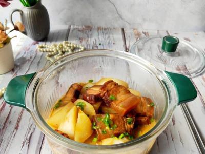 冬天就吃美味有營養(yǎng)的臘肉煨蘿卜的做法-咸鮮味燉菜譜