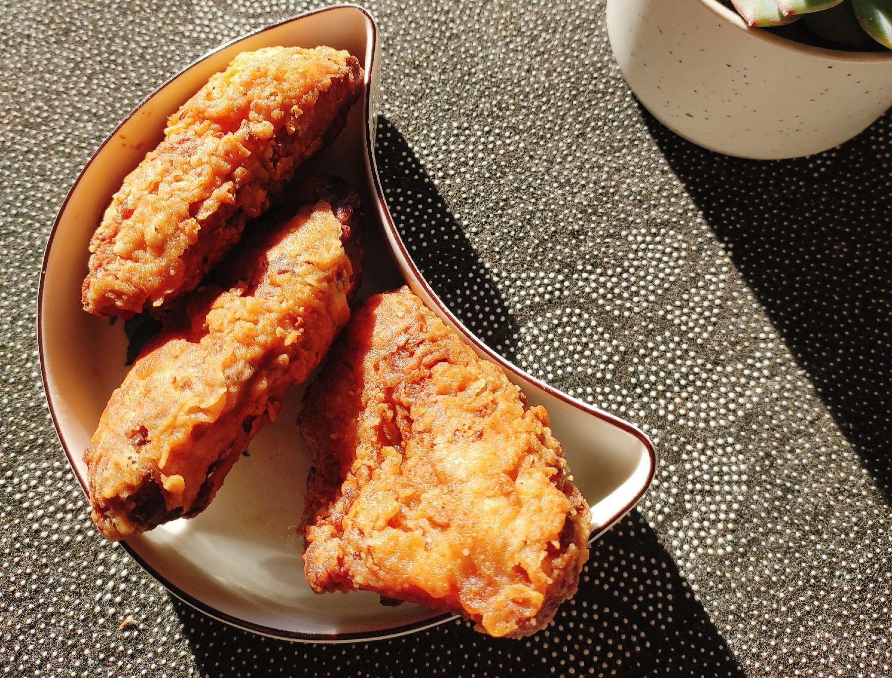 咬一口就愛不釋手的酥脆炸翅的做法-其它口味炸菜譜-易網(wǎng)健康養(yǎng)生網(wǎng) 咬一口就愛不釋手的酥脆炸翅的做法-其它口味炸菜譜