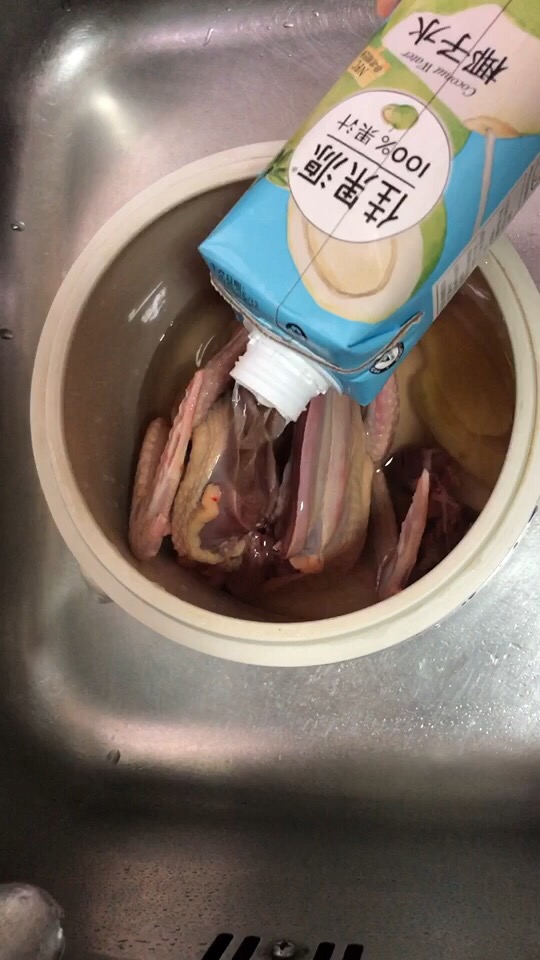 鮮甜美味的鴿子湯,這樣做滋補又養顏,冬天必備養生飲品!的做法-家常味燉菜譜-易網健康養生網 鮮甜美味的鴿子湯,這樣做滋補又養顏,冬天必備養生飲品!的做法-家常味燉菜譜