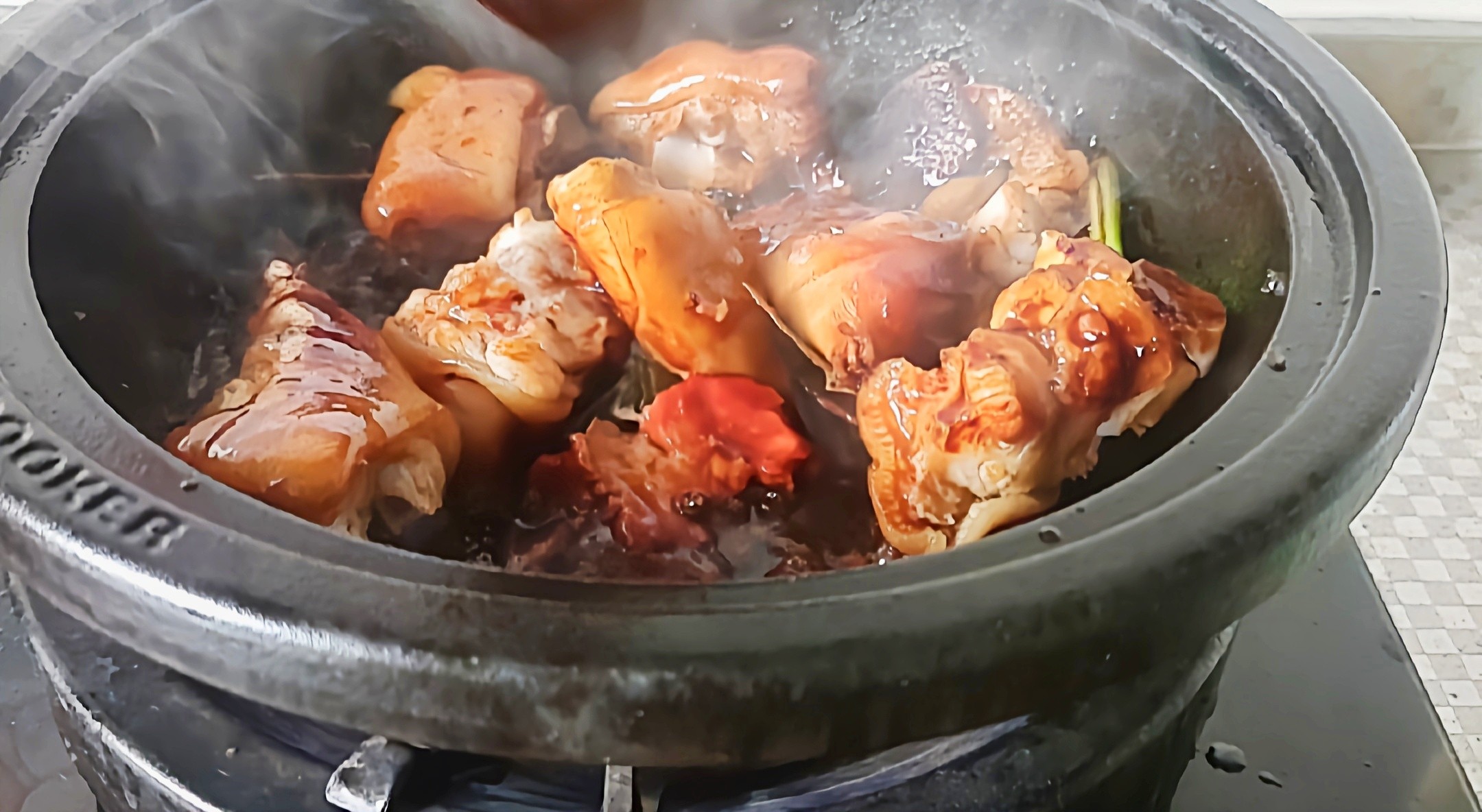 豬蹄這樣做,軟嫩香爛越啃越過(guò)癮…腐乳花生燉豬蹄的做法-咸鮮味燉菜譜-易網(wǎng)健康養(yǎng)生網(wǎng) 豬蹄這樣做,軟嫩香爛越啃越過(guò)癮…腐乳花生燉豬蹄的做法-咸鮮味燉菜譜