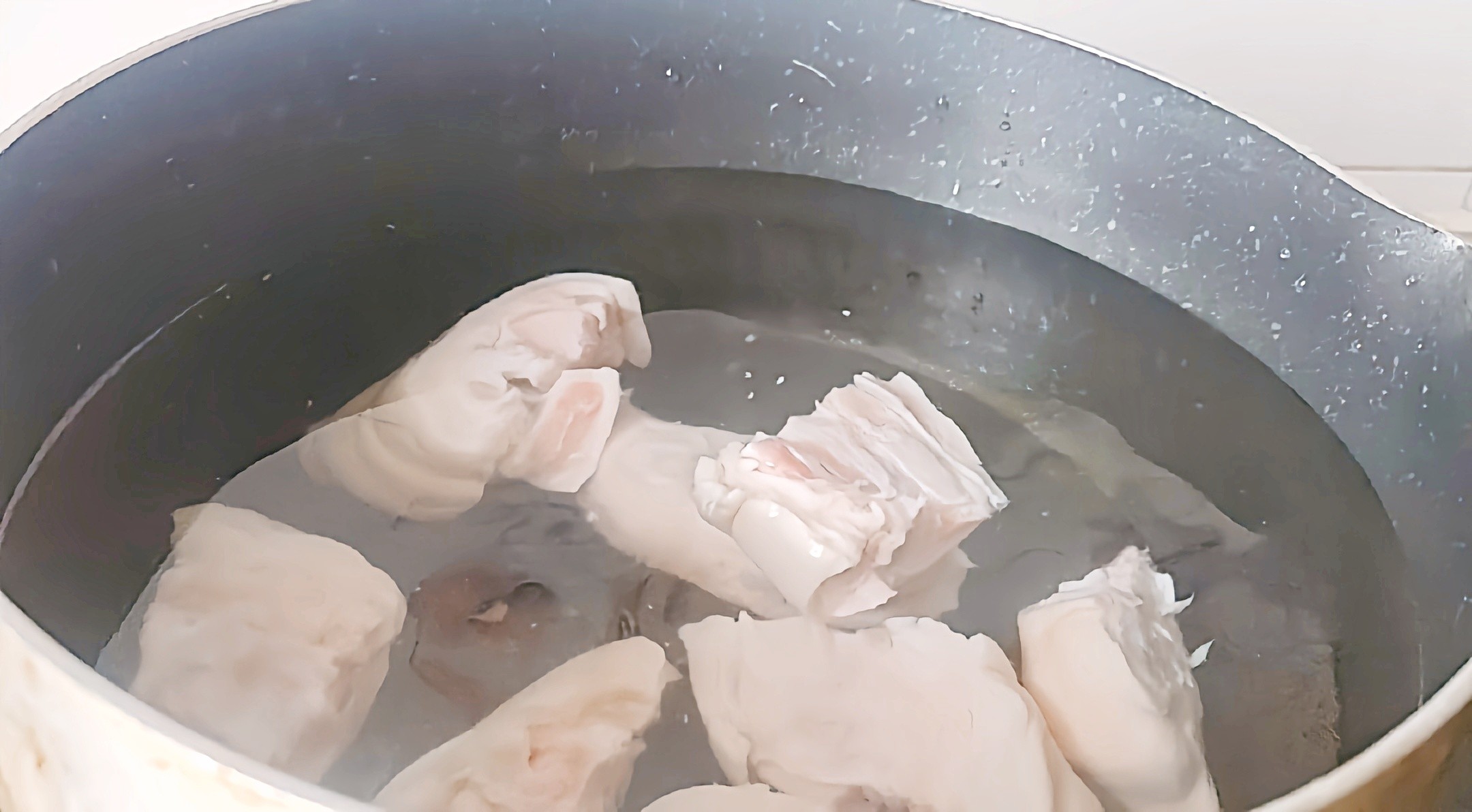 豬蹄這樣做,軟嫩香爛越啃越過(guò)癮…腐乳花生燉豬蹄的做法-咸鮮味燉菜譜-易網(wǎng)健康養(yǎng)生網(wǎng) 豬蹄這樣做,軟嫩香爛越啃越過(guò)癮…腐乳花生燉豬蹄的做法-咸鮮味燉菜譜