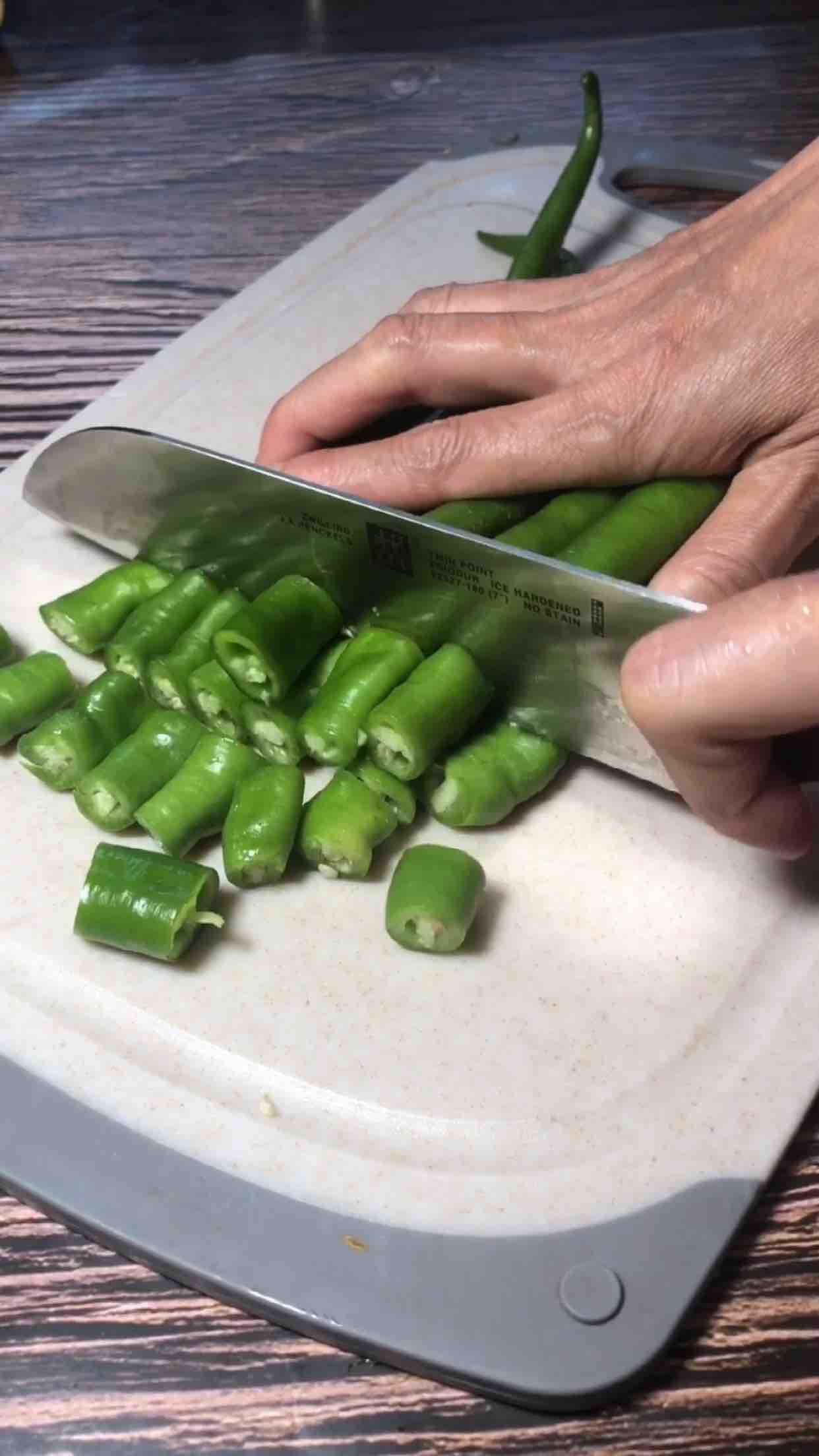 香辣黃瓜小菜的做法-香辣味腌菜譜-易網健康養生網 香辣黃瓜小菜的做法-香辣味腌菜譜