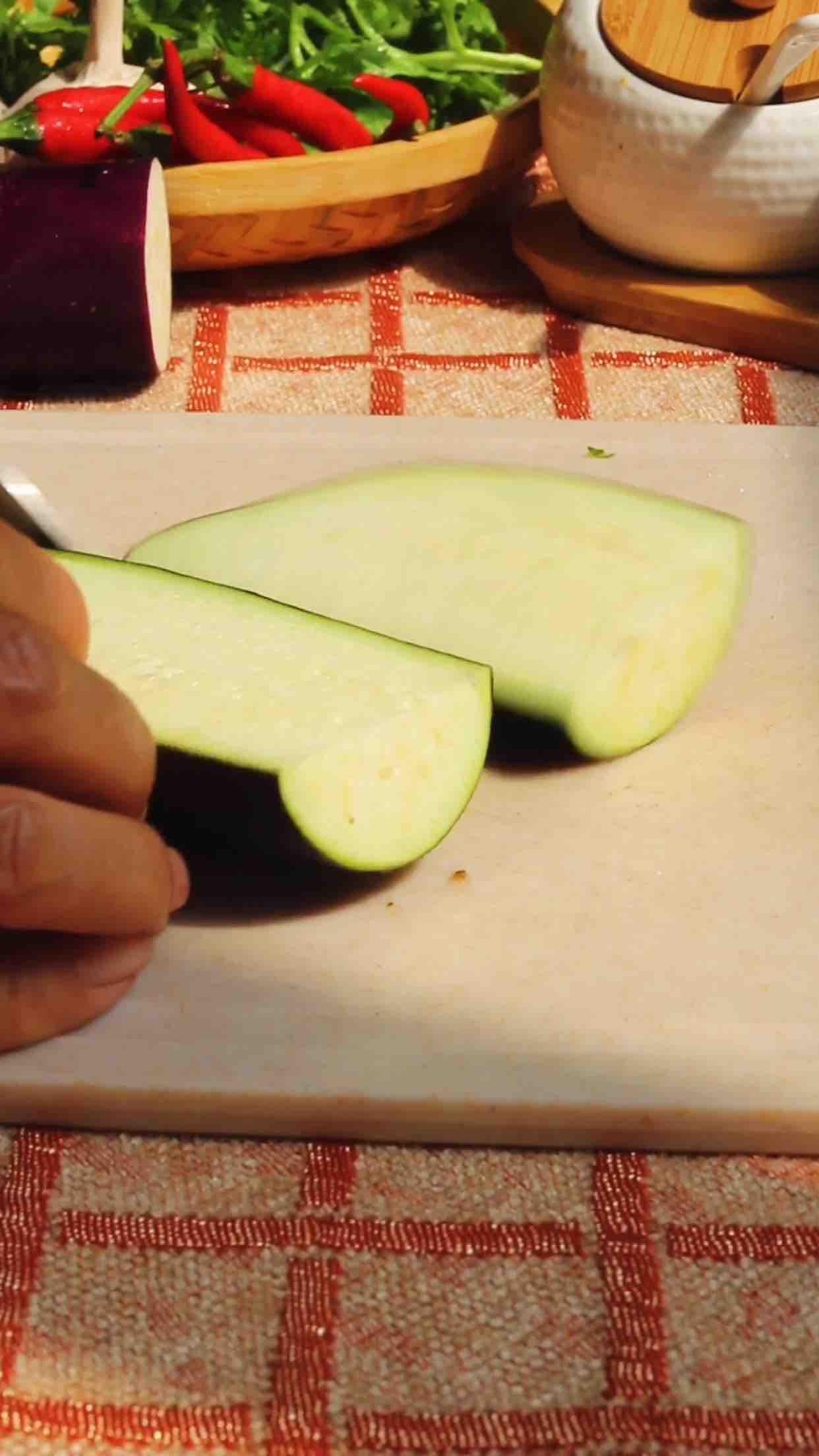 油淋風味茄子的做法-蒜香味蒸菜譜-易網<a href=http://www.xllyou.com/ target=_blank class=infotextkey>健康養生</a>網 油淋風味茄子的做法-蒜香味蒸菜譜