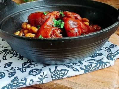 豬蹄這樣做，軟嫩香爛越啃越過癮…腐乳花生燉豬蹄的做法-咸鮮味燉菜譜