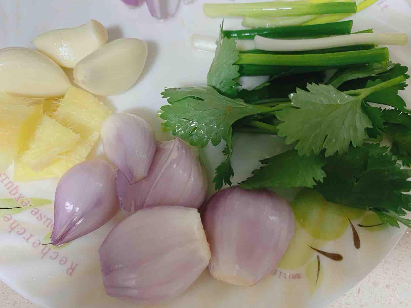 海鮮雞煲的做法-咸鮮味燜菜譜-易網<a href=http://www.xllyou.com/ target=_blank class=infotextkey>健康養生</a>網 海鮮雞煲的做法-咸鮮味燜菜譜