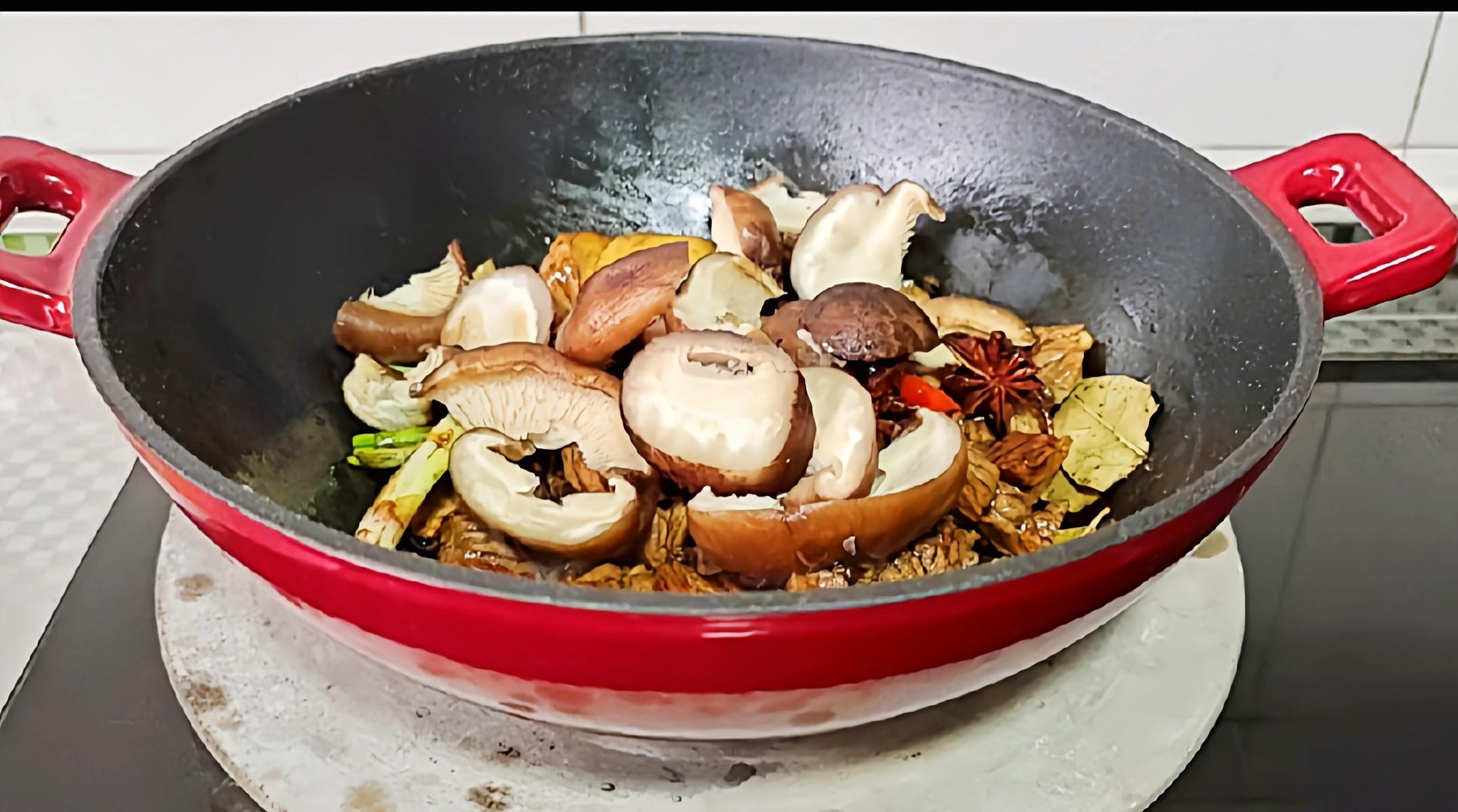 冬季牛肉這樣做,暖身暖胃又滋補…紅燜牛肉鍋的做法-咸鮮味燜菜譜-易網健康養生網 冬季牛肉這樣做,暖身暖胃又滋補…紅燜牛肉鍋的做法-咸鮮味燜菜譜