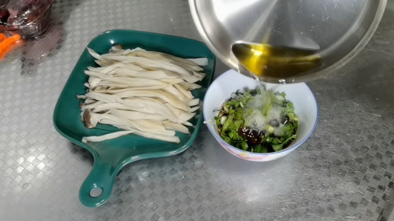 杏鮑菇不炒不燉，這樣做最好吃的做法-家常味拌菜譜