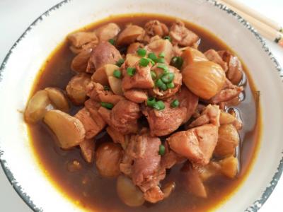 超簡單、美味的栗子黃燜雞，家人每周都讓我做一次的做法-咸鮮味煮菜譜