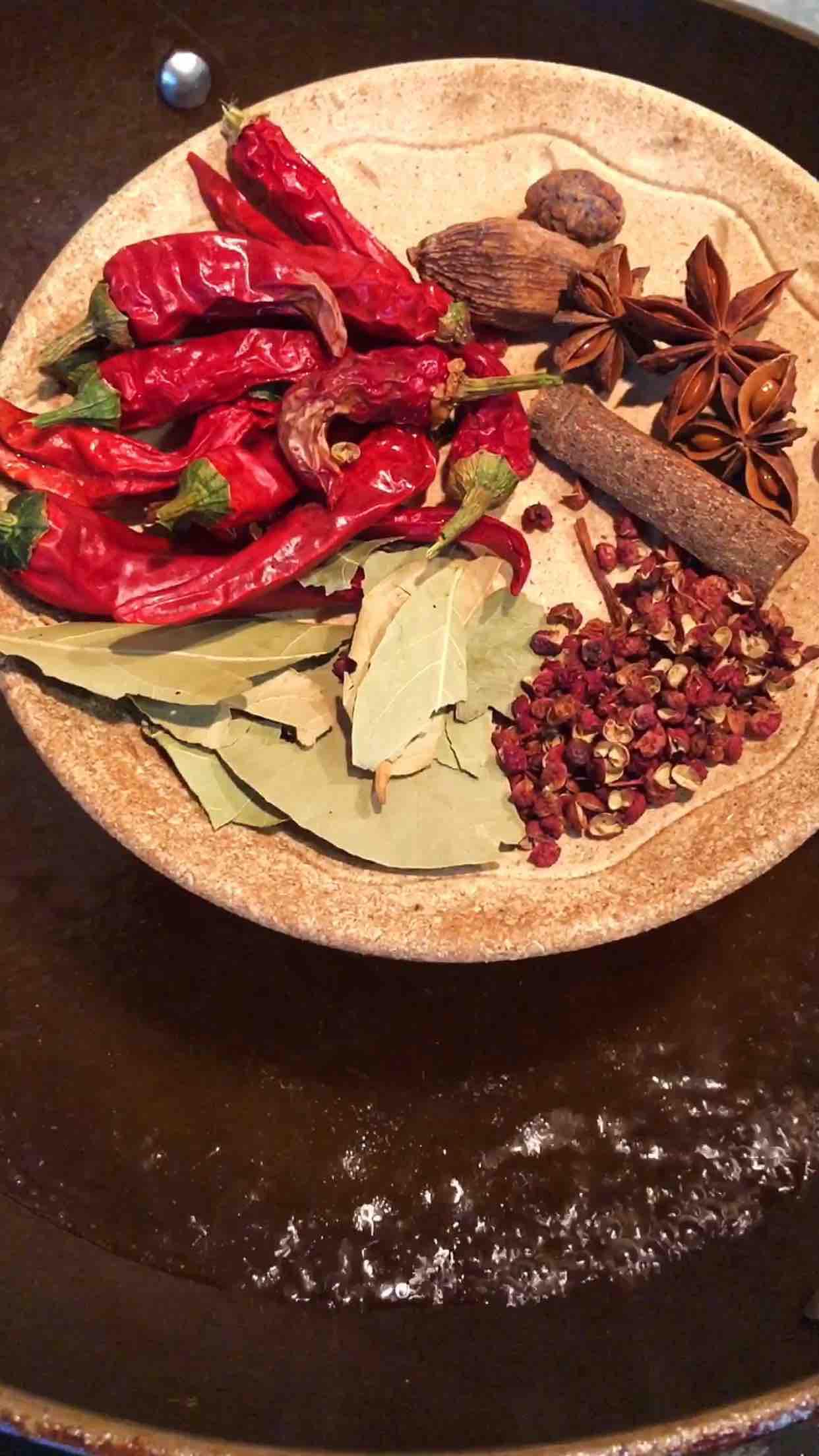 醬鹵牛窩骨的做法-香辣味煮菜譜-易網健康養生網 醬鹵牛窩骨的做法-香辣味煮菜譜