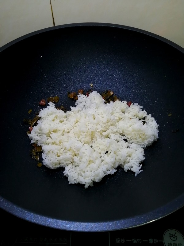 家鄉(xiāng)的美食~~臘肉腌菜炒飯的做法-家常味炒菜譜-易網(wǎng)健康養(yǎng)生網(wǎng) 家鄉(xiāng)的美食~~臘肉腌菜炒飯的做法-家常味炒菜譜