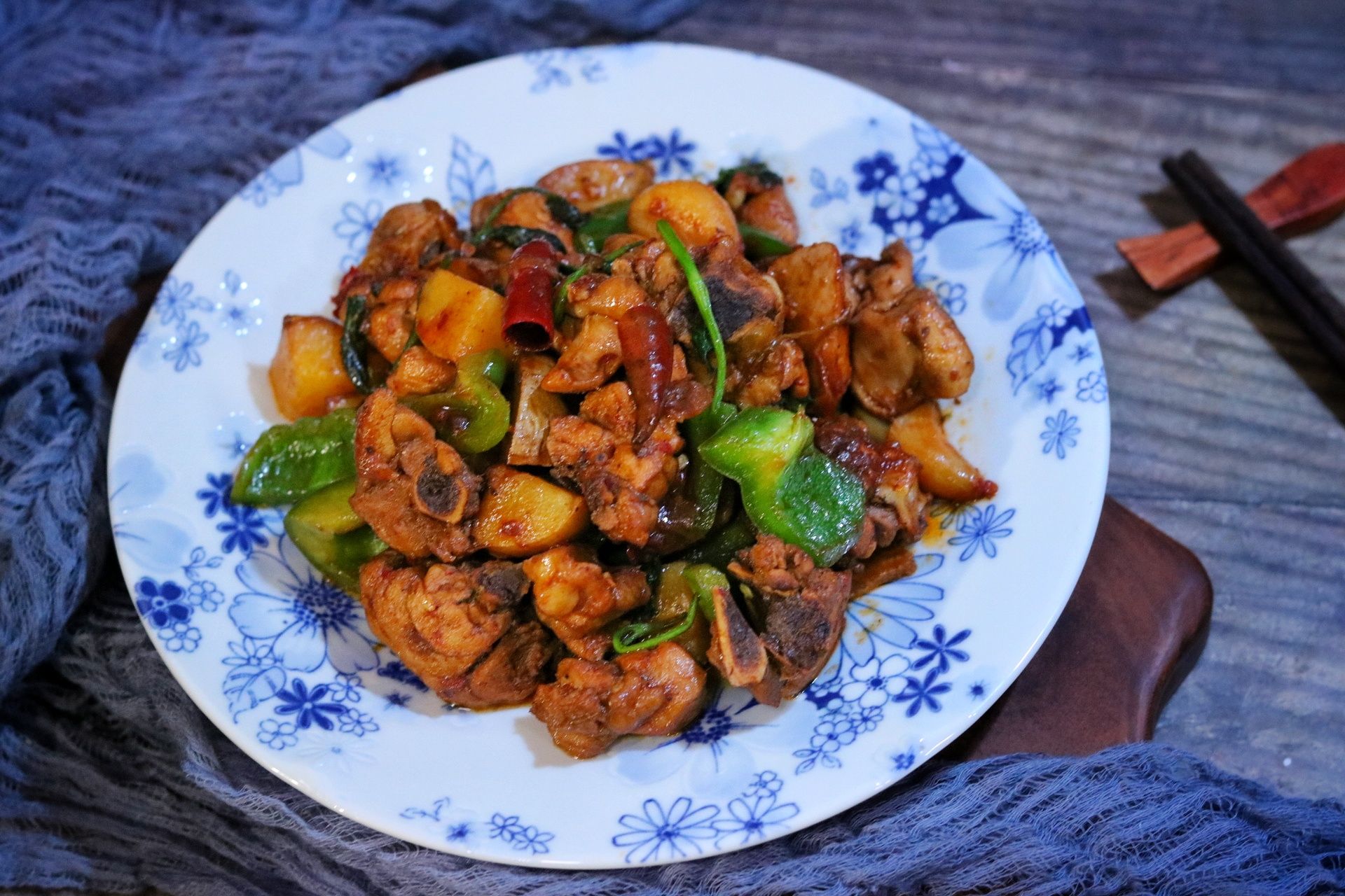 麻辣土豆雞的做法-香辣味炒菜譜-易網健康養生網 麻辣土豆雞的做法-香辣味炒菜譜