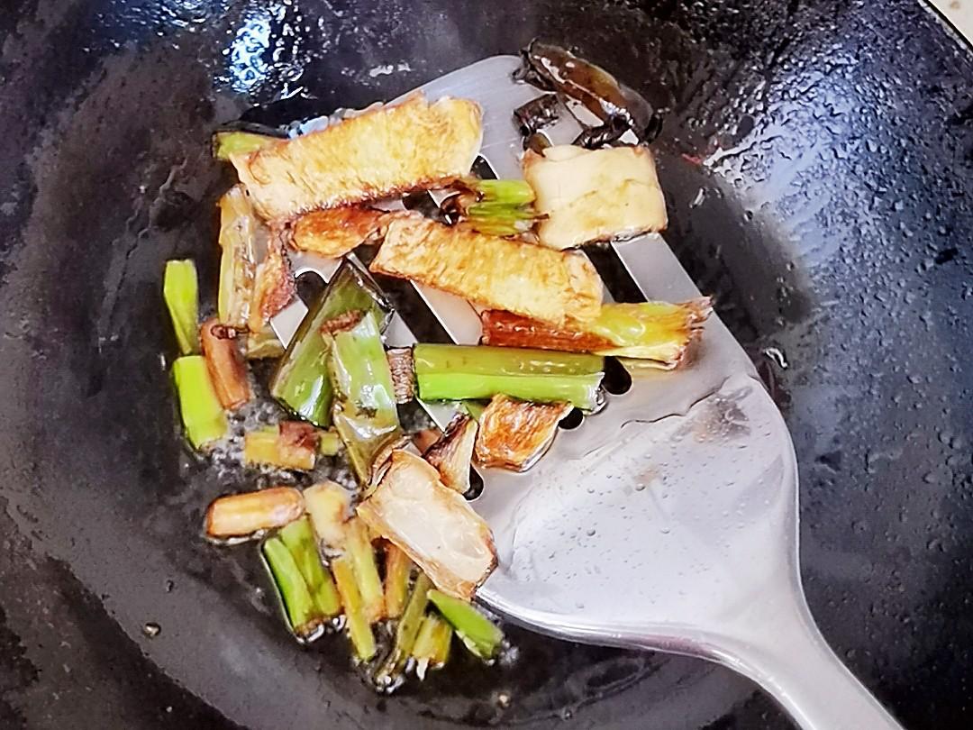 懶人版蔥油雞腿，做法簡單，鮮嫩多汁超下飯的做法-咸鮮味燉菜譜