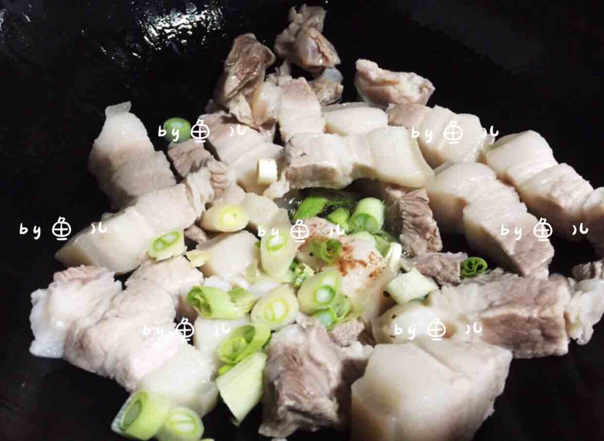 紅燒肉燉土豆酸菜的做法-家常味燉菜譜