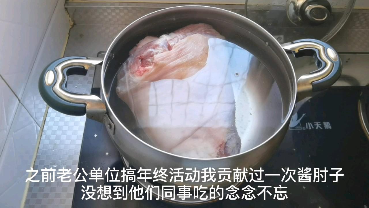 顏色紅亮，軟爛入味的醬肘子來啦的做法-家常味鹵菜譜