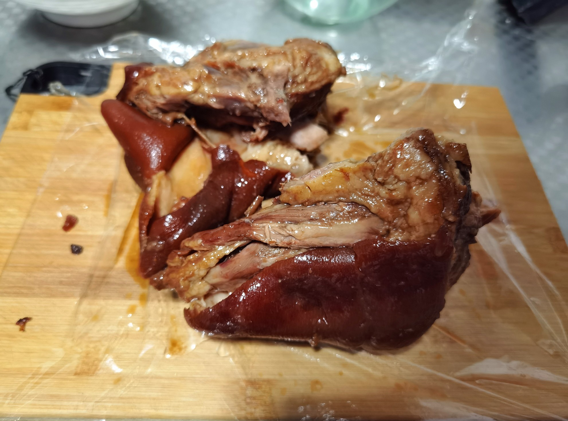 顏色紅亮，軟爛入味的醬肘子來啦的做法-家常味鹵菜譜