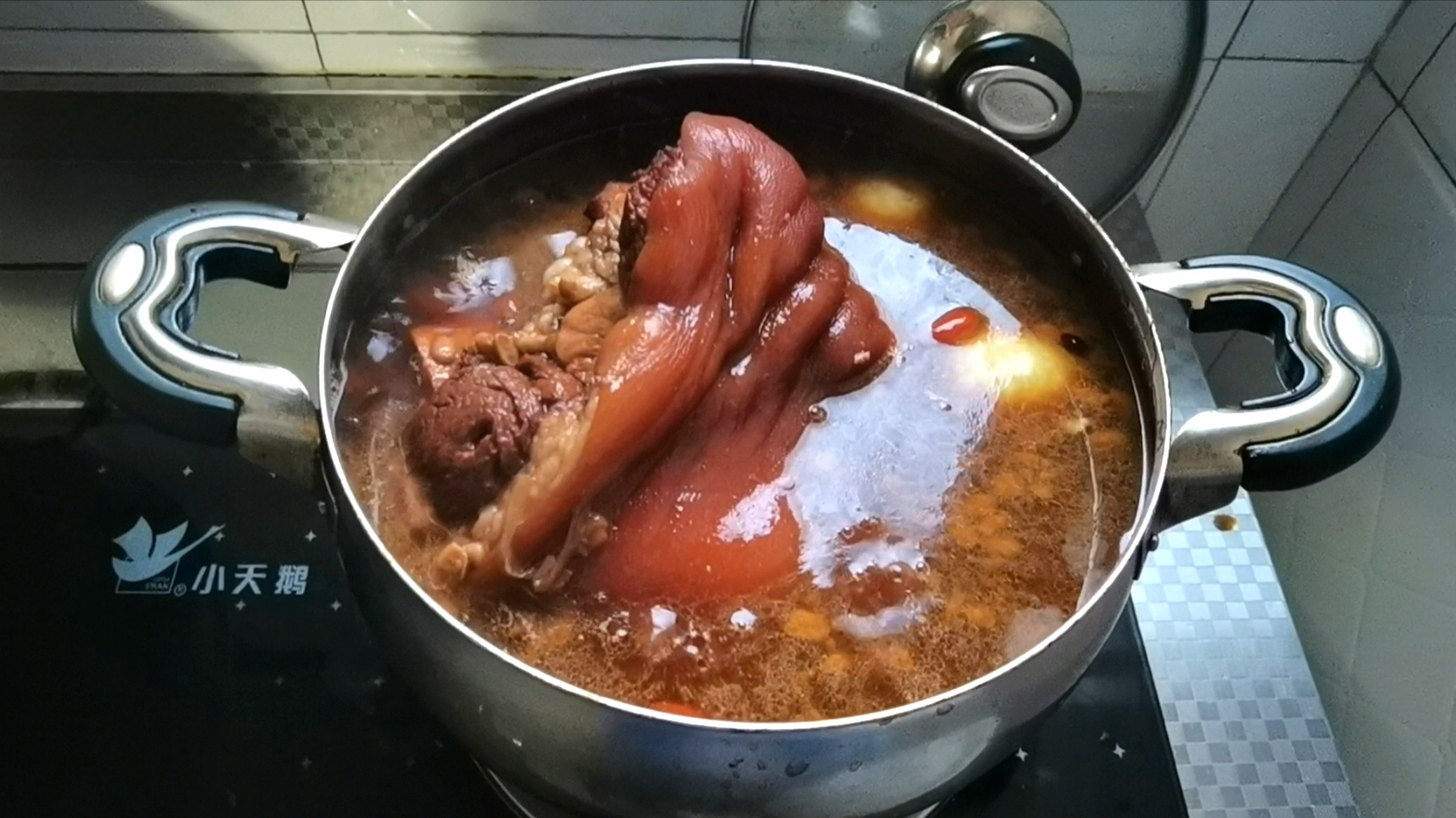 顏色紅亮，軟爛入味的醬肘子來啦的做法-家常味鹵菜譜