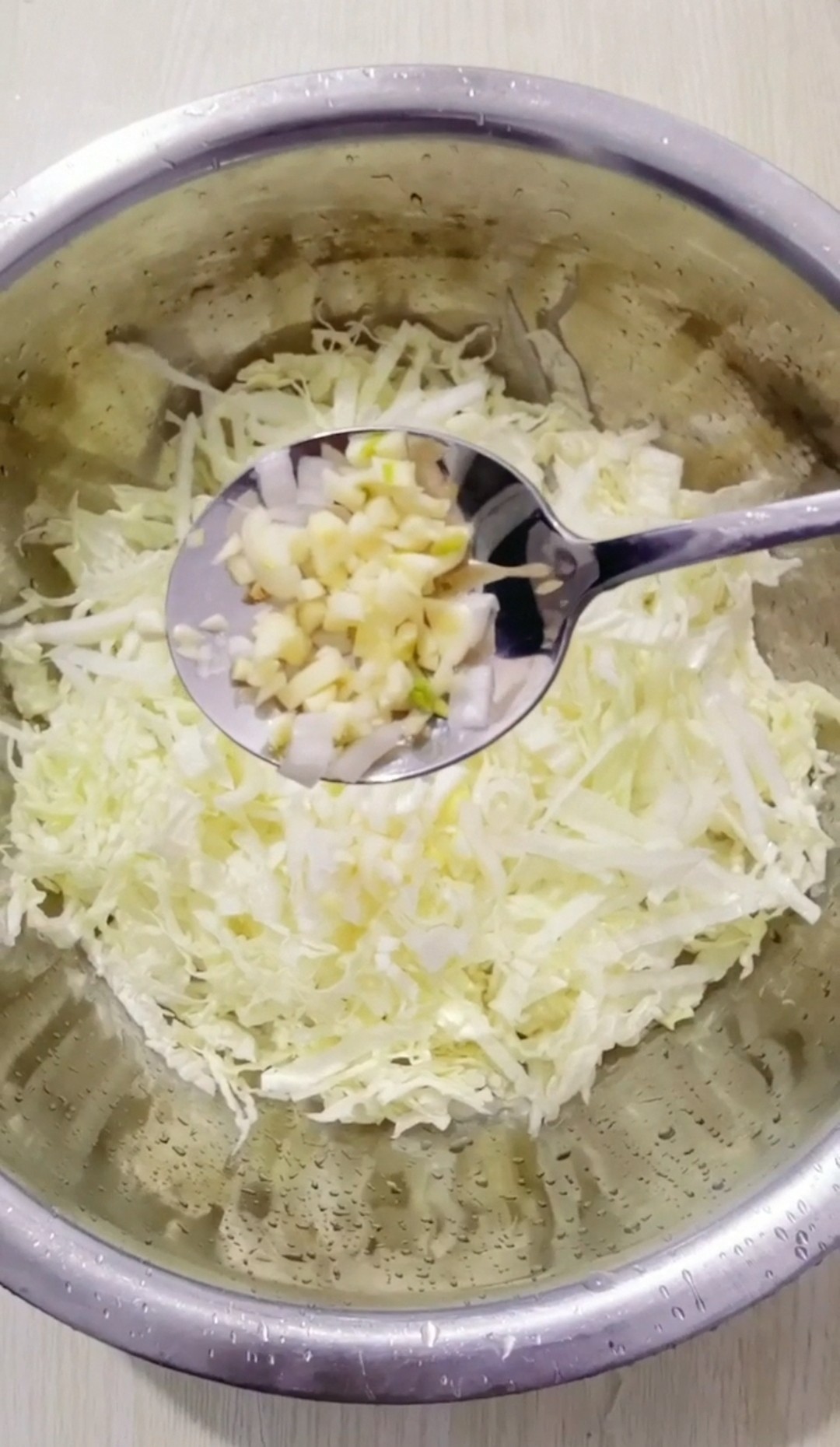 涼拌白菜絲的做法-咸鮮味拌菜譜-易網健康養生網 涼拌白菜絲的做法-咸鮮味拌菜譜