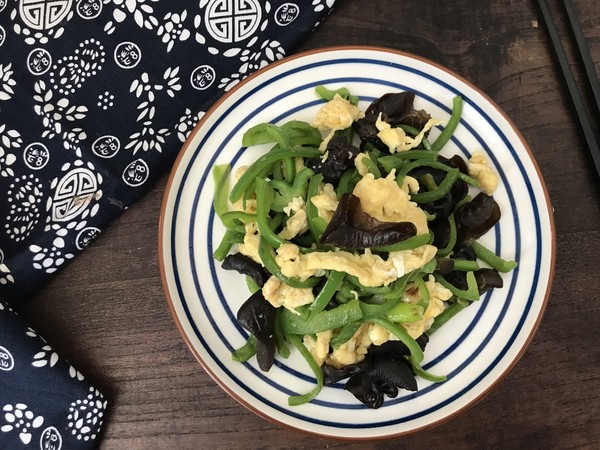 脆爽清口，營養下飯的青椒木耳炒雞蛋的做法-家常味炒菜譜