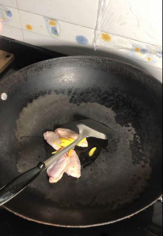 廚房小白一看就會的雞翅做法的做法-酸甜味燒菜譜