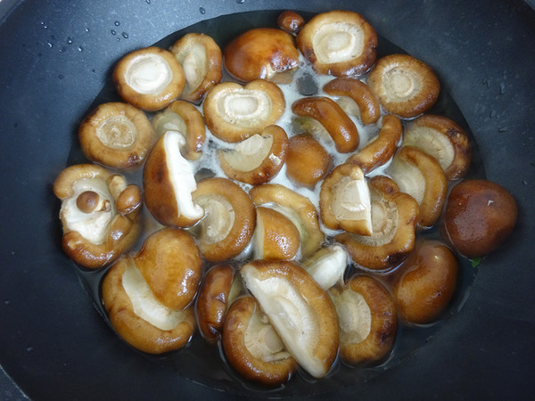 一口就讓食欲大開的香菇豬肉蒸餃的做法-咸鮮味蒸菜譜-易網健康養生網 一口就讓食欲大開的香菇豬肉蒸餃的做法-咸鮮味蒸菜譜