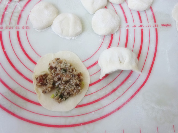 一口就讓食欲大開的香菇豬肉蒸餃的做法-咸鮮味蒸菜譜-易網健康養生網 一口就讓食欲大開的香菇豬肉蒸餃的做法-咸鮮味蒸菜譜
