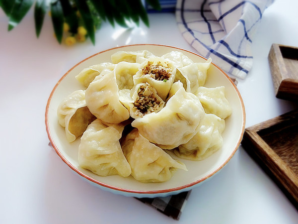 一口就讓食欲大開的香菇豬肉蒸餃的做法-咸鮮味蒸菜譜-易網健康養生網 一口就讓食欲大開的香菇豬肉蒸餃的做法-咸鮮味蒸菜譜