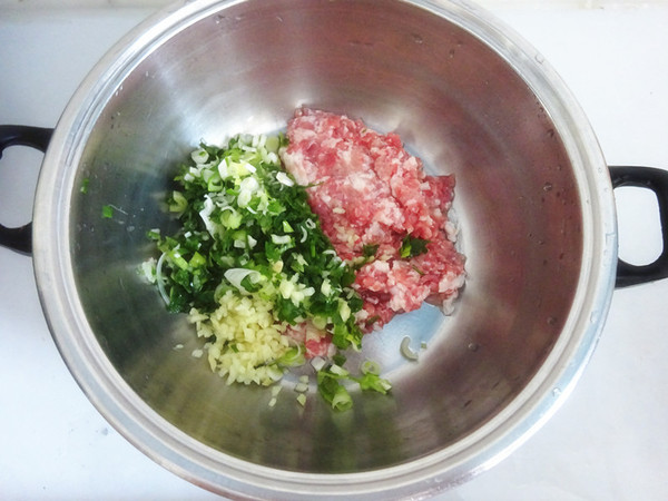 一口就讓食欲大開的香菇豬肉蒸餃的做法-咸鮮味蒸菜譜-易網健康養生網 一口就讓食欲大開的香菇豬肉蒸餃的做法-咸鮮味蒸菜譜