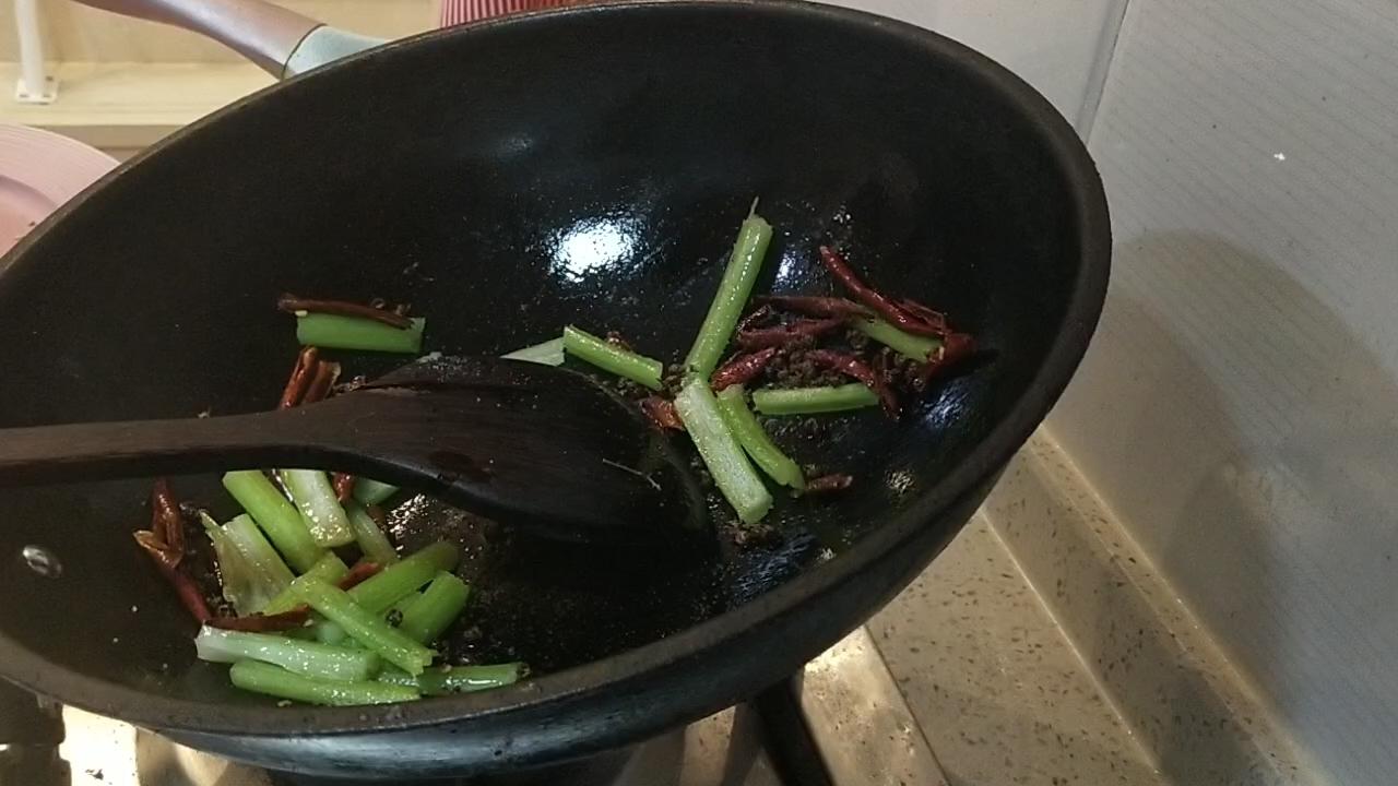 香辣油滋啦的做法-咸鮮味炒菜譜-易網健康養生網 香辣油滋啦的做法-咸鮮味炒菜譜