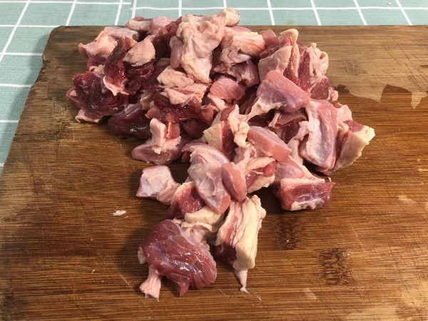 小寒進補---牛腩燉蘿卜的做法-醬香味燉菜譜-易網<a href=http://www.xllyou.com/ target=_blank class=infotextkey>健康養生</a>網 小寒進補---牛腩燉蘿卜的做法-醬香味燉菜譜