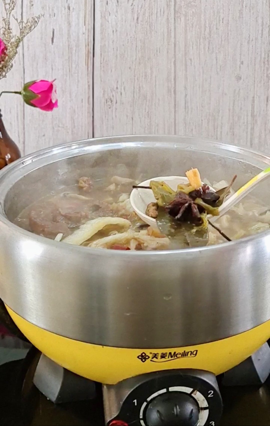 最家常的冬季暖鍋,百吃不厭~白菜粉條牛肉鍋的做法-咸鮮味煮菜譜-易網健康養生網 最家常的冬季暖鍋,百吃不厭~白菜粉條牛肉鍋的做法-咸鮮味煮菜譜