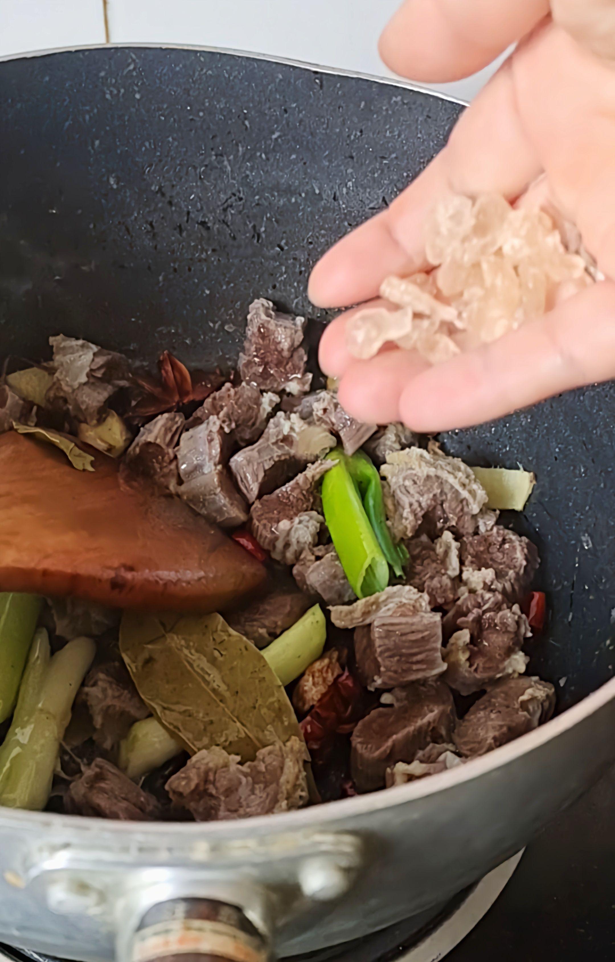 最家常的冬季暖鍋,百吃不厭~白菜粉條牛肉鍋的做法-咸鮮味煮菜譜-易網健康養生網 最家常的冬季暖鍋,百吃不厭~白菜粉條牛肉鍋的做法-咸鮮味煮菜譜