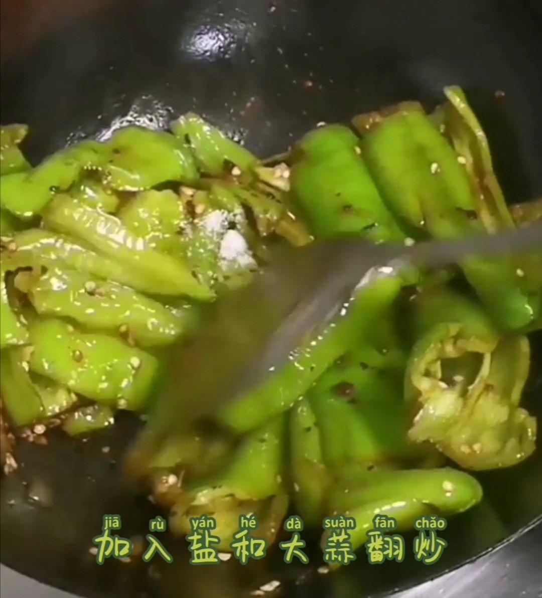 爆青椒的做法-家常味炒菜譜