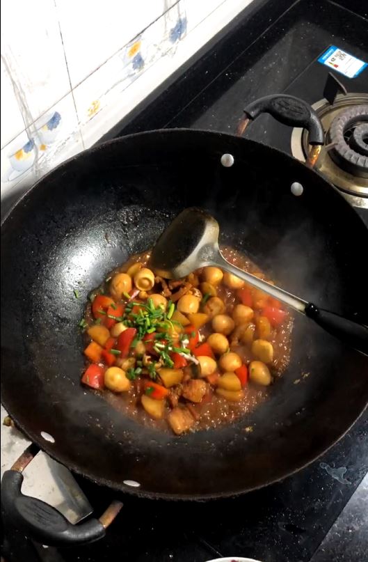 鵪鶉蛋與土豆碰撞的感覺(jué)的做法-醬香味燒菜譜-易網(wǎng)健康養(yǎng)生網(wǎng) 鵪鶉蛋與土豆碰撞的感覺(jué)的做法-醬香味燒菜譜