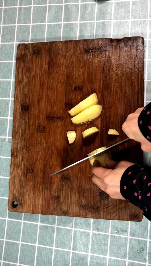 鵪鶉蛋與土豆碰撞的感覺(jué)的做法-醬香味燒菜譜-易網(wǎng)健康養(yǎng)生網(wǎng) 鵪鶉蛋與土豆碰撞的感覺(jué)的做法-醬香味燒菜譜