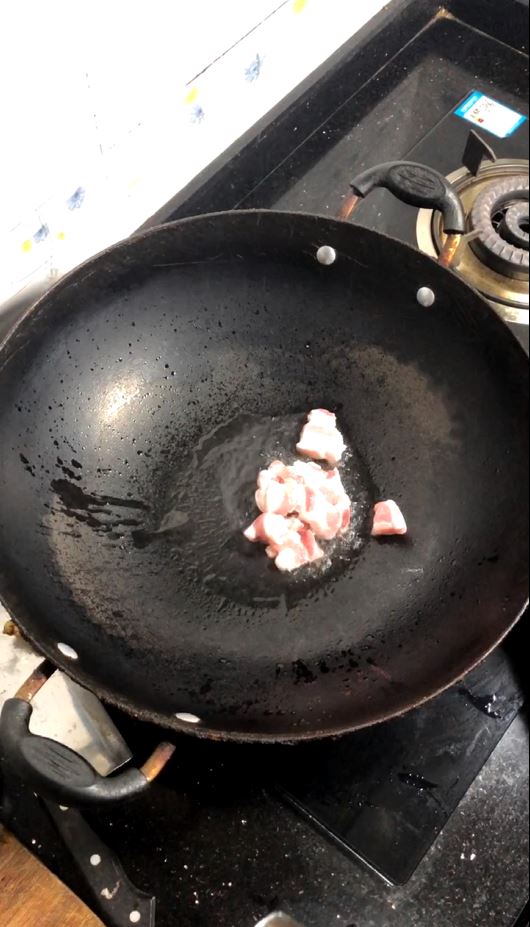 鵪鶉蛋與土豆碰撞的感覺(jué)的做法-醬香味燒菜譜-易網(wǎng)健康養(yǎng)生網(wǎng) 鵪鶉蛋與土豆碰撞的感覺(jué)的做法-醬香味燒菜譜