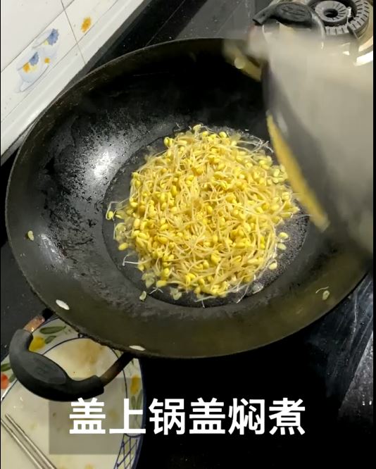 炒黃豆芽加上它好吃的舔盤的做法-咸鮮味炒菜譜-易網健康養生網 炒黃豆芽加上它好吃的舔盤的做法-咸鮮味炒菜譜