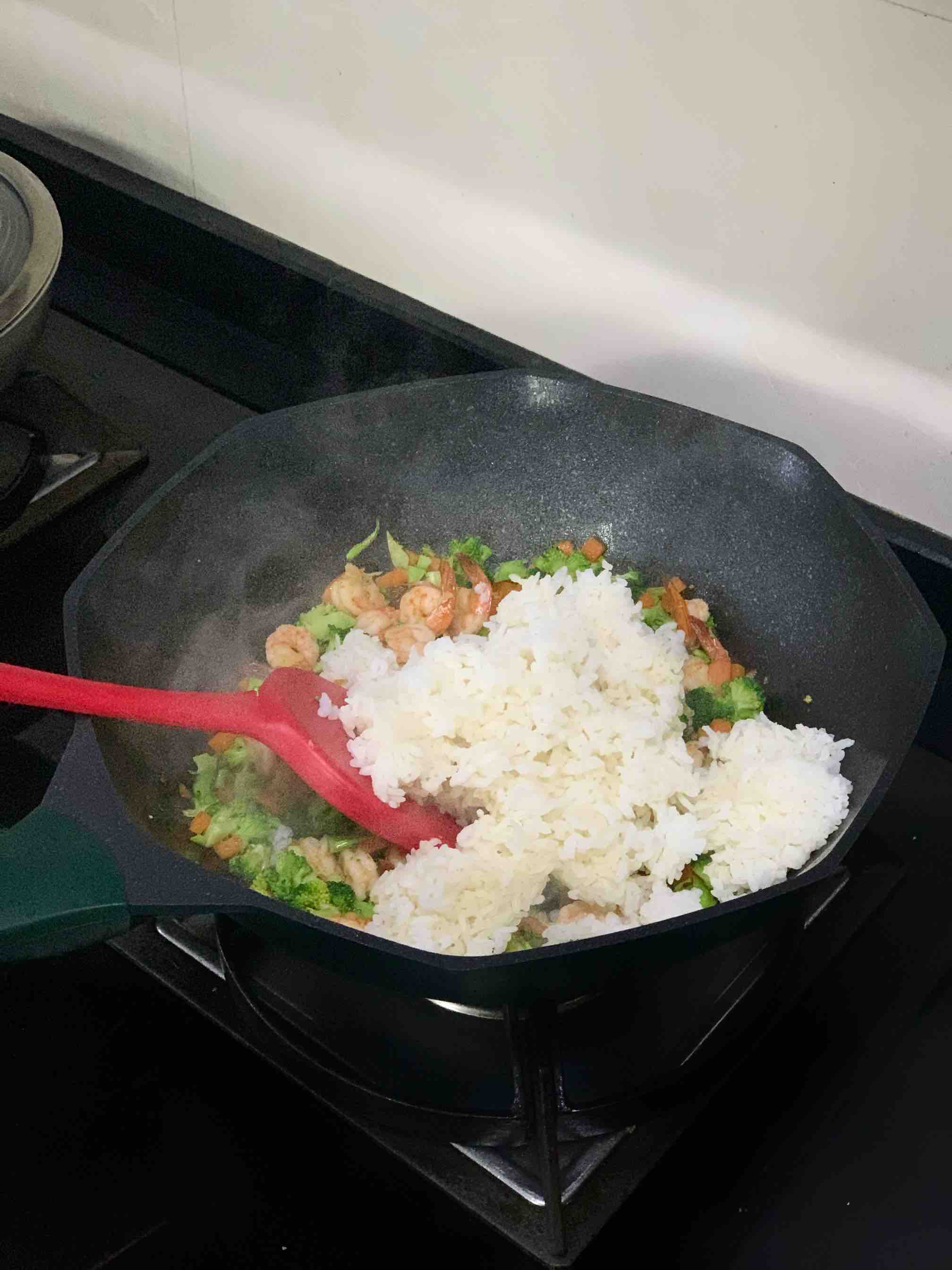 西蘭花蝦仁炒飯的做法-咸鮮味炒菜譜-易網健康養生網 西蘭花蝦仁炒飯的做法-咸鮮味炒菜譜