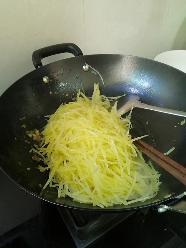 簡簡單單也不失美味~~醋溜土豆絲的做法-家常味炒菜譜