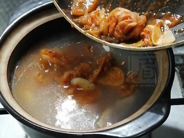 熱乎乎的泡菜鍋,驅寒還管飽!的做法-酸辣味煮菜譜-易網健康養生網 熱乎乎的泡菜鍋,驅寒還管飽!的做法-酸辣味煮菜譜