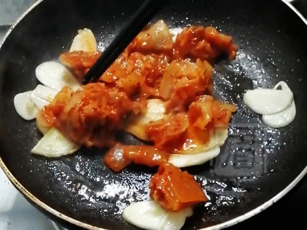 熱乎乎的泡菜鍋,驅寒還管飽!的做法-酸辣味煮菜譜-易網健康養生網 熱乎乎的泡菜鍋,驅寒還管飽!的做法-酸辣味煮菜譜