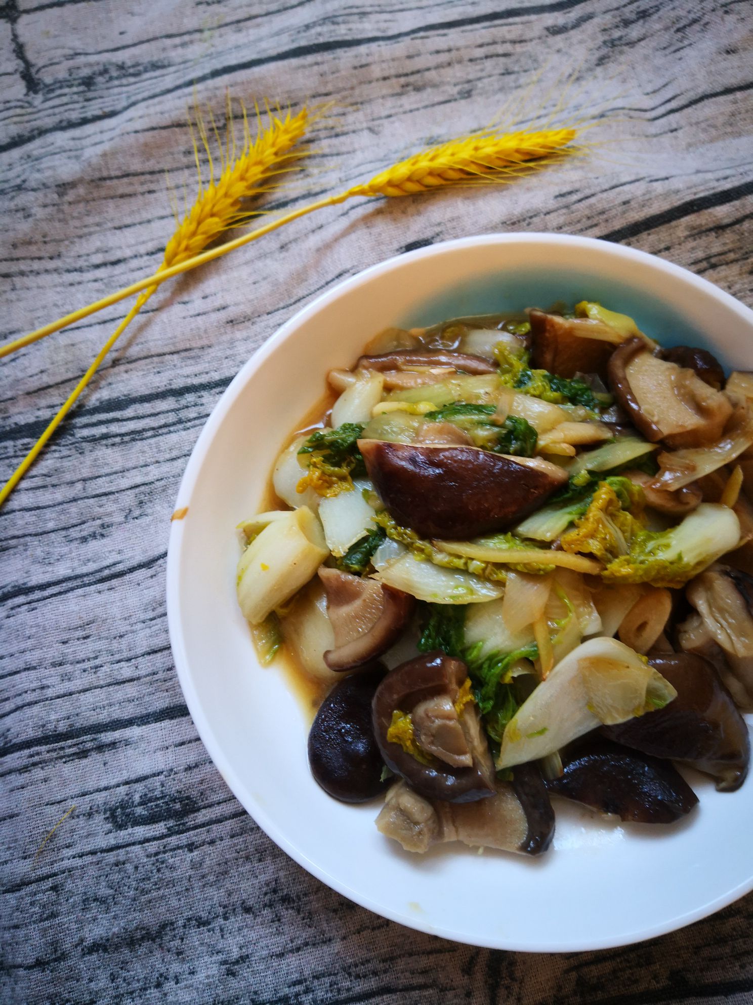 菊花菜炒香菇的做法-家常味炒菜譜-易網健康養生網 菊花菜炒香菇的做法-家常味炒菜譜