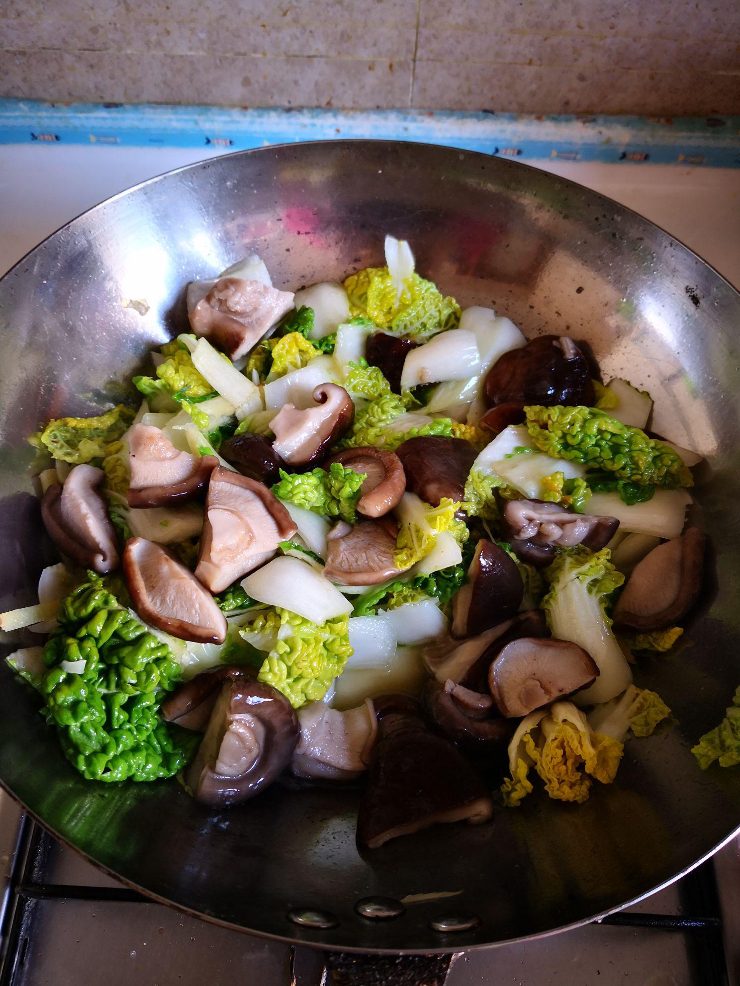 菊花菜炒香菇的做法-家常味炒菜譜-易網健康養生網 菊花菜炒香菇的做法-家常味炒菜譜