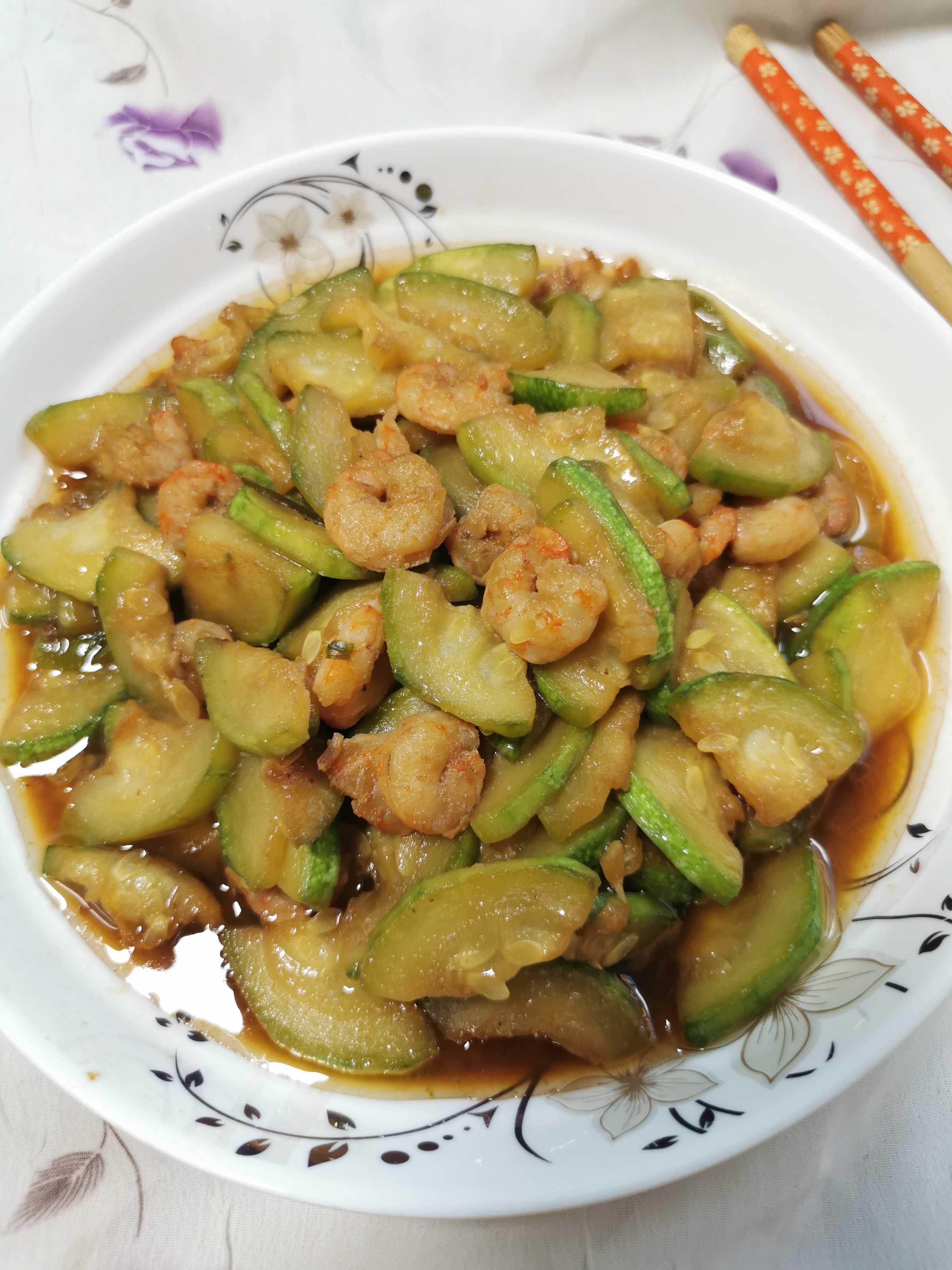 西葫蘆炒蝦仁的做法-咸鮮味炒菜譜-易網健康養(yǎng)生網 西葫蘆炒蝦仁的做法-咸鮮味炒菜譜