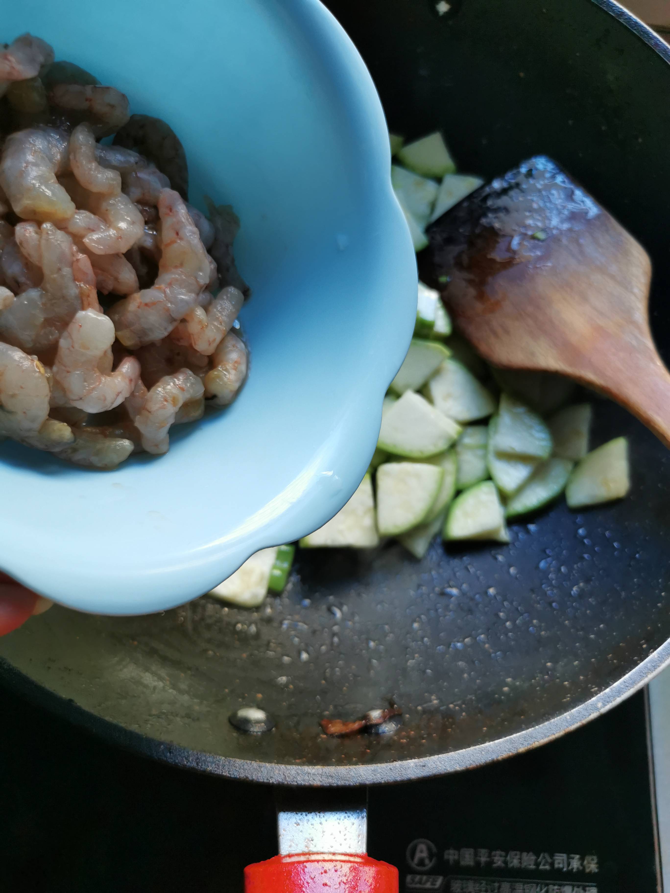 西葫蘆炒蝦仁的做法-咸鮮味炒菜譜-易網健康養(yǎng)生網 西葫蘆炒蝦仁的做法-咸鮮味炒菜譜