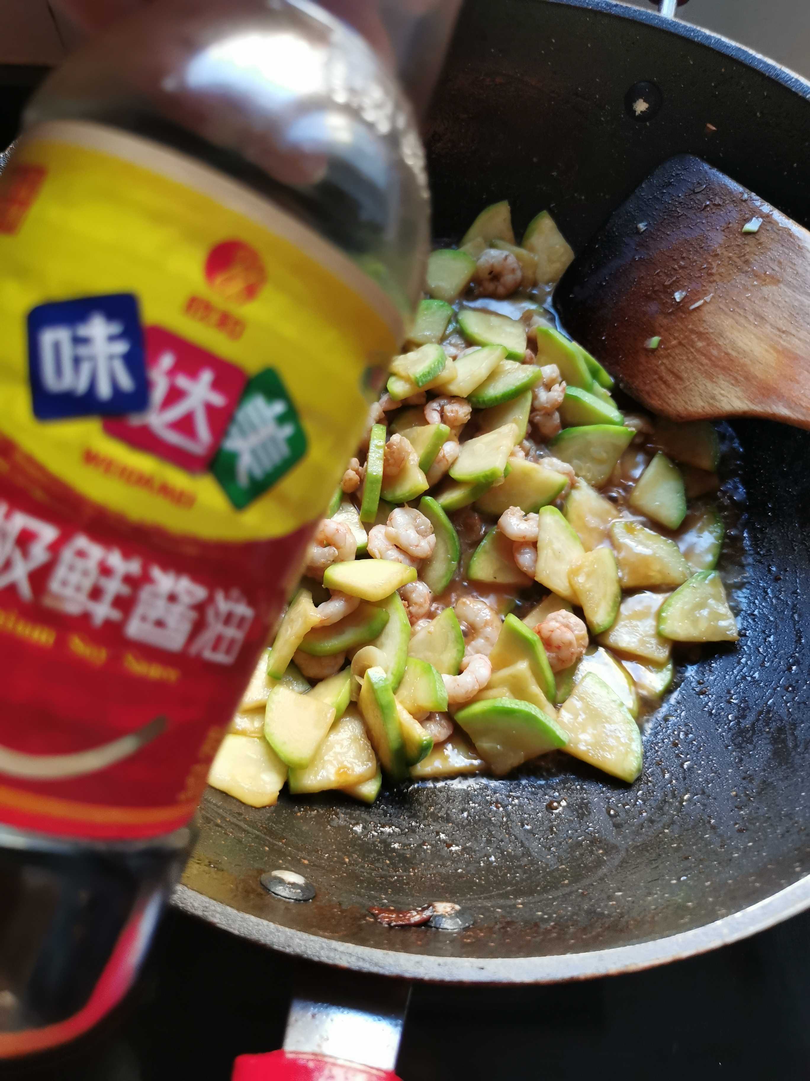 西葫蘆炒蝦仁的做法-咸鮮味炒菜譜-易網健康養(yǎng)生網 西葫蘆炒蝦仁的做法-咸鮮味炒菜譜