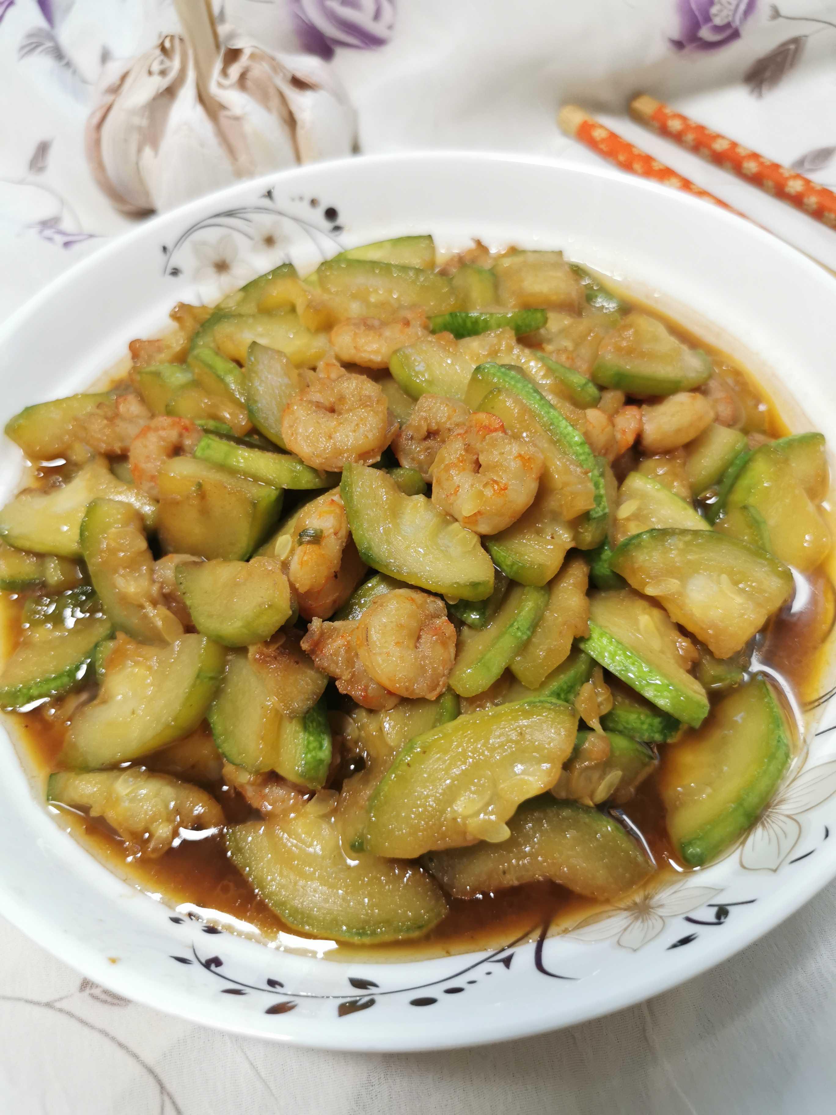 西葫蘆炒蝦仁的做法-咸鮮味炒菜譜-易網健康養(yǎng)生網 西葫蘆炒蝦仁的做法-咸鮮味炒菜譜