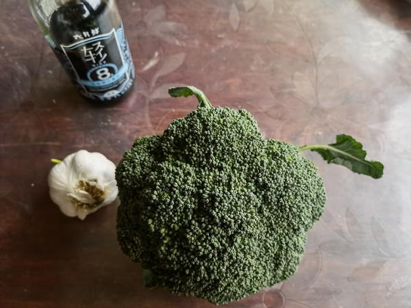 素菜西蘭花的做法-家常味炒菜譜-易網(wǎng)<a href=http://www.xllyou.com/ target=_blank class=infotextkey>健康養(yǎng)生</a>網(wǎng) 素菜西蘭花的做法-家常味炒菜譜